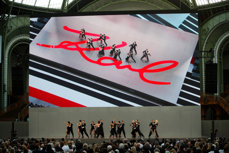 Ceremonia. Fotografías del destacado diseñador cubrieron los grandes espacios del recinto parisino. (Fotos: AP)